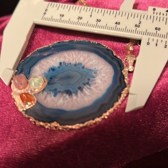 Agate Geode Slice Pendant gilded with gold plating and three gemstones. - Picture 2 of 12